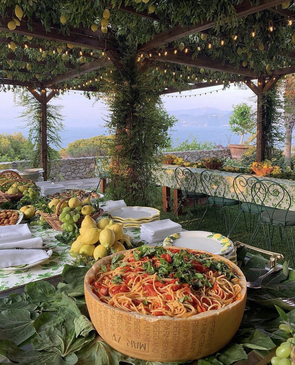 tmbIrpics's tweet photo. special family dinner in Capri 🇮🇹 https://t.co/WUjUL5yGjW