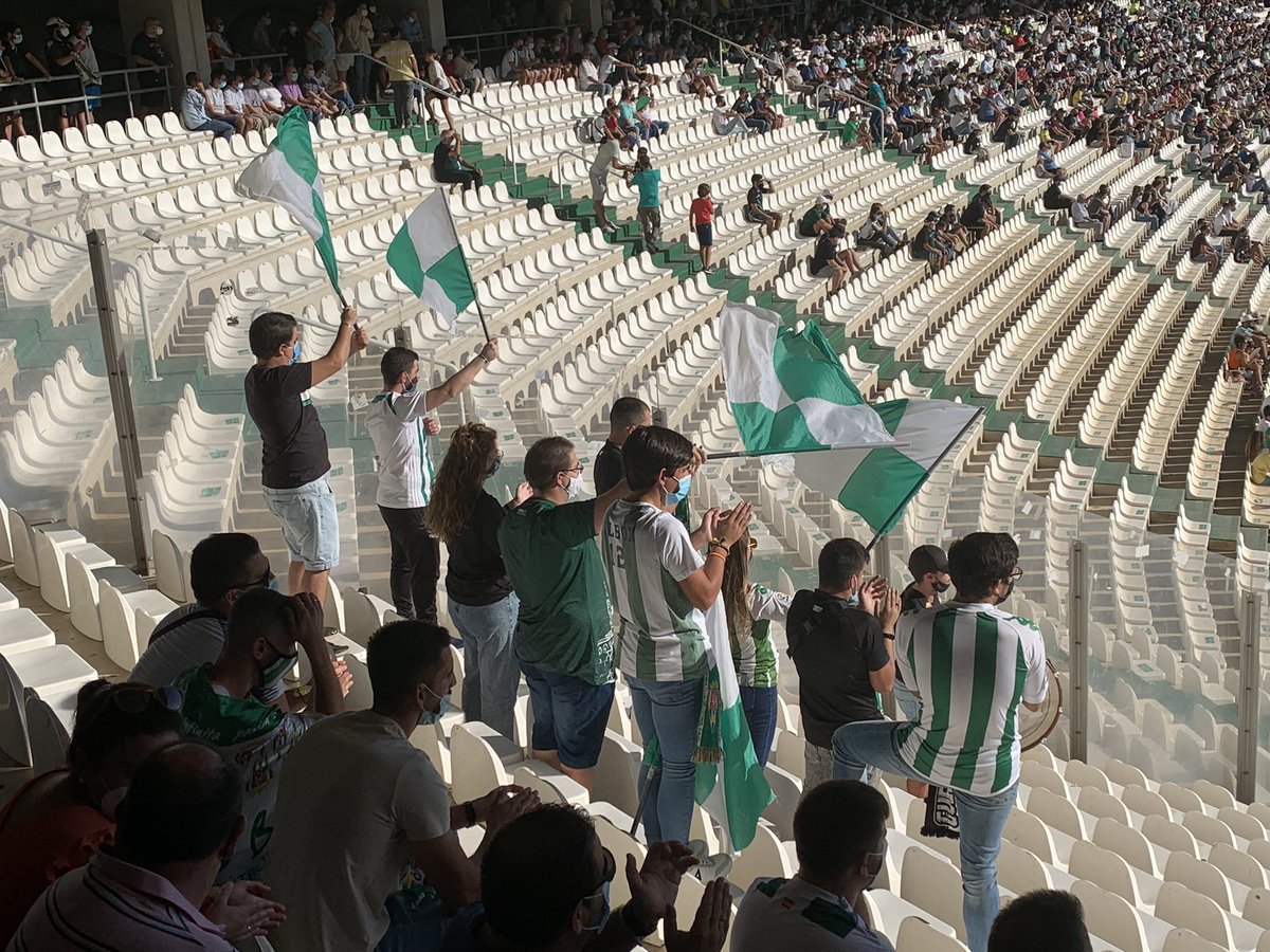 Flandes1582's tweet image. Han sido pocos pero han vuelto. Enhorabuena a los valientes que continúan animando en el fondo norte. @Incond_CCF  👏🏻👏🏻👏🏻