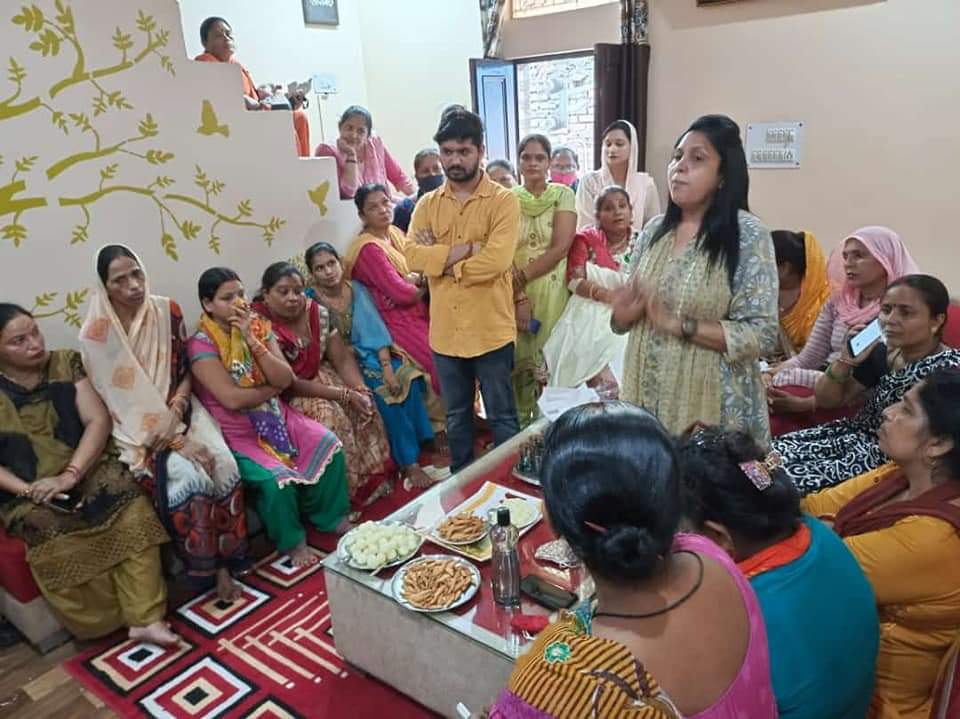 KhatriBjp's tweet photo. ��नसंवाद अभियान के तहत आज विकास पुरी विधानसभा के सैनिक एन्क्लेव वार्ड में मंडल महामंत्री भावना शर्मा जी की अध्यक्षता में बैठक संपन्न हुई। जिसमें मंडल अध्यक्ष कंचन तिवारी जी , मंडल अध्यक्ष तापस तिवारी जी , सहित जिला व मंडल की  पदाधिकारी उपस्थित रहे।
 #jansamvaaddelhi https://t.co/Qx0ZOOs4mY