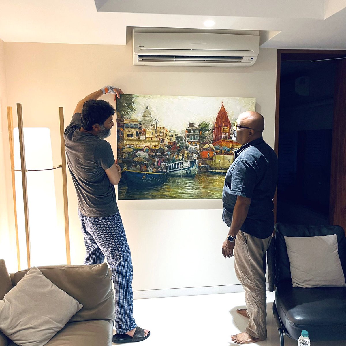 iruvan_karuna's tweet photo. ❤️ Yet another Pride Moment❤️
Thanks to Almighty for creating this One of a Kind Moment. 
Special thanks to @dop007 Sir. 
Thanks @MusicThaman for capturing this. 
#iruvansdiary #iruvankarunakaran #indianartist #abstractart #knifepainting
@dop007 
@trivikramIn  @musicthaman https://t.co/Gq0odxoim8