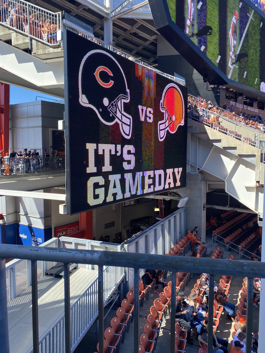 Vstaruch's tweet photo. @shaepeppler 3 rows away from being outside in the Erie but I made it to see your bears in person! https://t.co/crAZq05Wq9