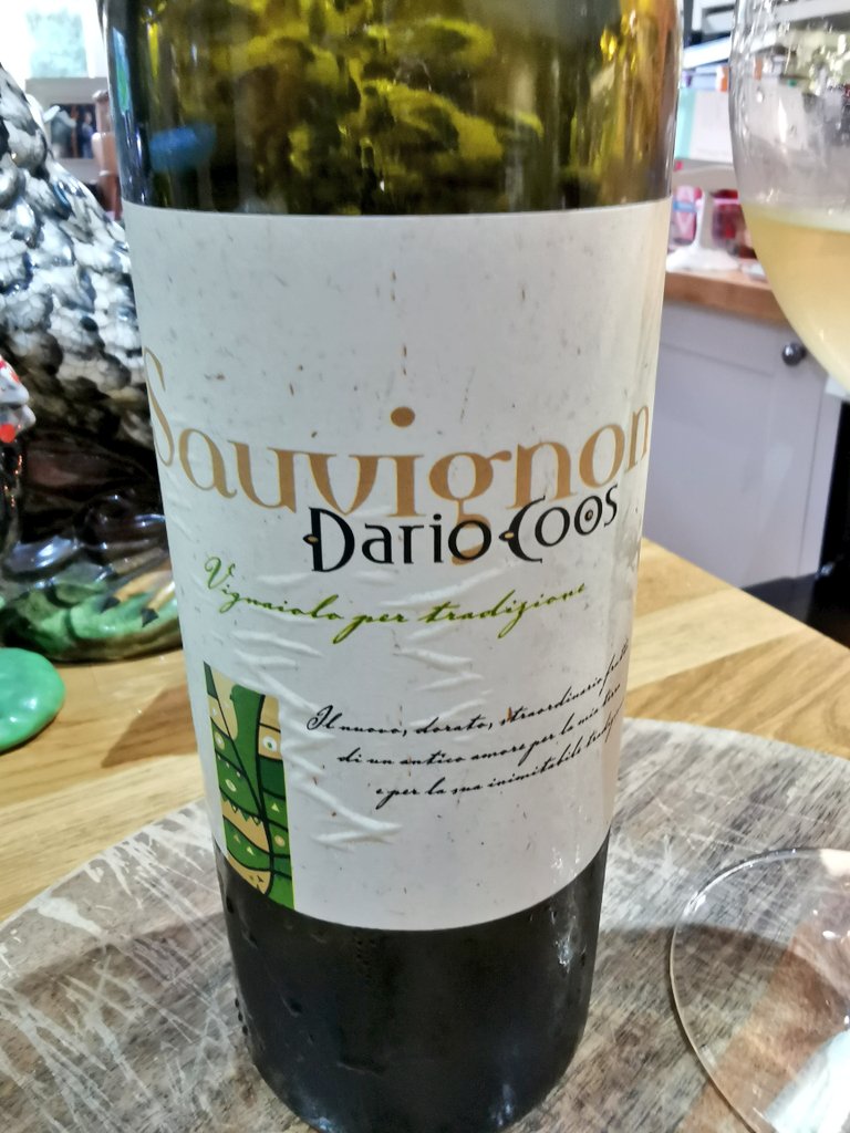 pietrosd's tweet photo. #yearofwine2021
An @arthousewine cracker from Friuli
Sauvignon Blanc, bright, crisp, mineral &amp; fresh, much more Loire than NZ. 🍷😍
@winewankers @DemiCassiani @cara_vino @JohnMFodera @thewinetattoo @CHARLIEWINES @ricasoli99 @wine1percent @SteveKubota @frankstero @MikeyGio85 https://t.co/HfGbRExY2s