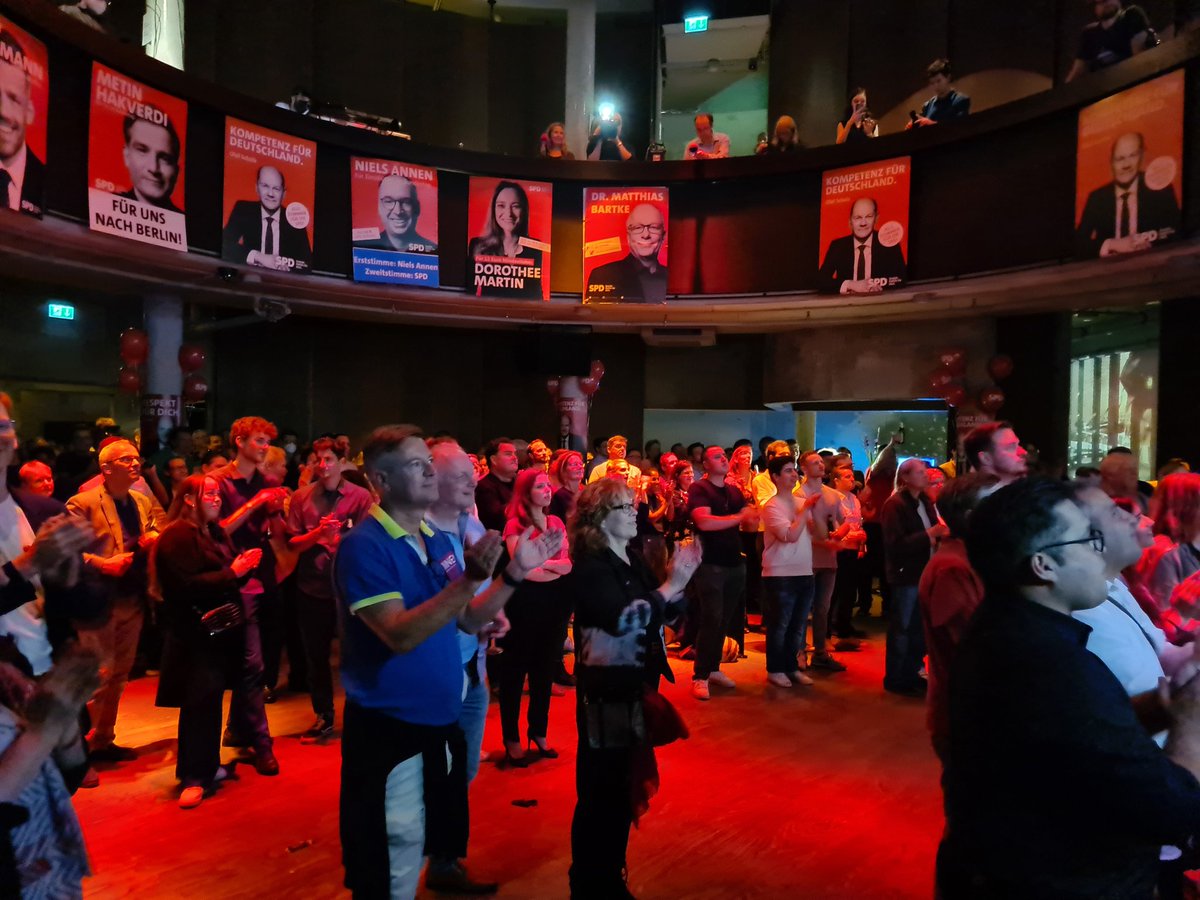 Ines Jacobi (@inesmariajacobi) on Twitter photo Jubel und "Olaf-Rufe" auf der <a href="/spdhh/">SPD Hamburg</a> Wahlparty, als <a href="/OlafScholz/">Olaf Scholz</a> in Berlin spricht. Wird hier wohl noch ein langer Abend Jubel und "Olaf-Rufe" auf der <a href="/spdhh/">SPD Hamburg</a> Wahlparty, als <a href="/OlafScholz/">Olaf Scholz</a> in Berlin spricht. Wird hier wohl noch ein langer Abend