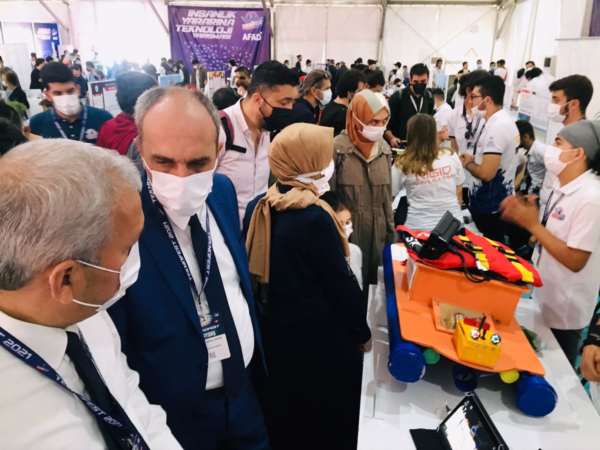Destek Hizmetleri Genel Müdürümüz Sayın Kemal Karahan ve Daire Başkanımız Sayın Mahmut Birol Gezer Teknofest standında Okulumuzun projesini inceleyerek proje hakkında öğrencilerden bilgi aldılar kendilerine teşekkür ederiz.