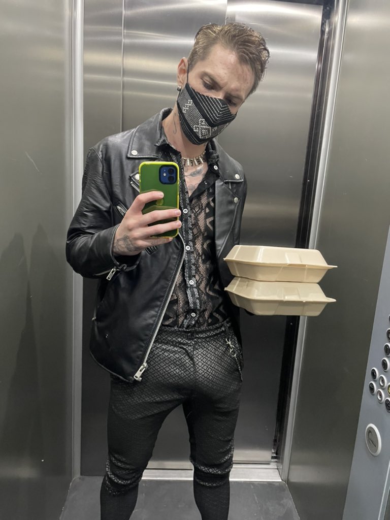 ?4:44am 
llegando a casa con la cena, y @omegatoxl no estuvo... Alguien gusta? ??? https://t.co/7CRK