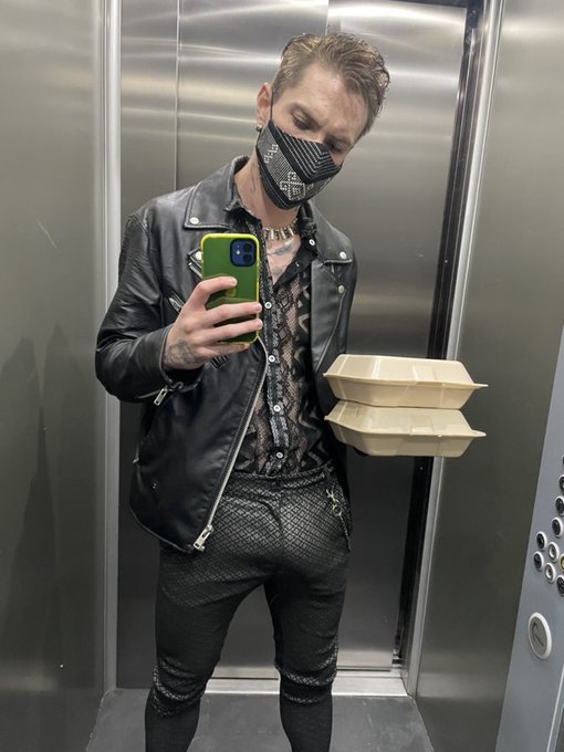 ?4:44am 
llegando a casa con la cena, y @omegatoxl no estuvo... Alguien gusta? ??? https://t.co/7CRK