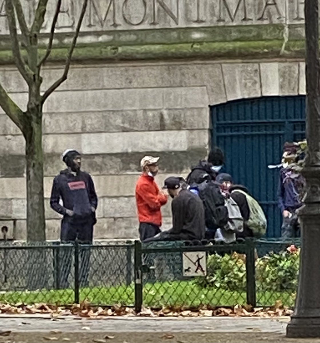 DeStalingrad's tweet photo. A #Stalingrad a 19h15 sur le #quai2delaseine ça s’installe paisiblement, #modous en place pour la #distrib payante du caillou de #crack #paris #saccageparis #JO2024
#Presidentielle2022 @annesouyris @prefpolice @vpecresse https://t.co/d4ZRVxarej