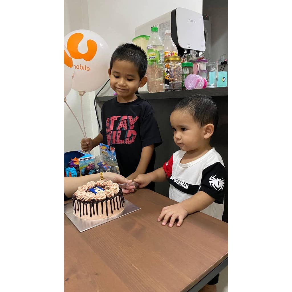 SyahkilaMustafa's tweet photo. Tahu2 umur dah 2 tahun dah 🥰
Happy birthday ya aryan . Seronok dpt jalan2 n beli mainan ya hari ni ❤️ https://t.co/aB6pHdC55O
