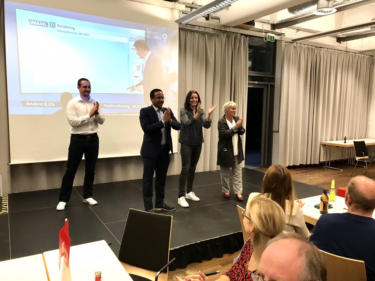 #btw2021 #SPD #Nürnberg langsam wird die Stimmung im Karl-Bröger-Zentrum besser. Endlich gibt es an einem Wahlabend hier was zu Feiern, kommentiert Nürnbergs SPD-Chef  Nasser Ahmed die letzte Hochrechnung. #HieristBayern