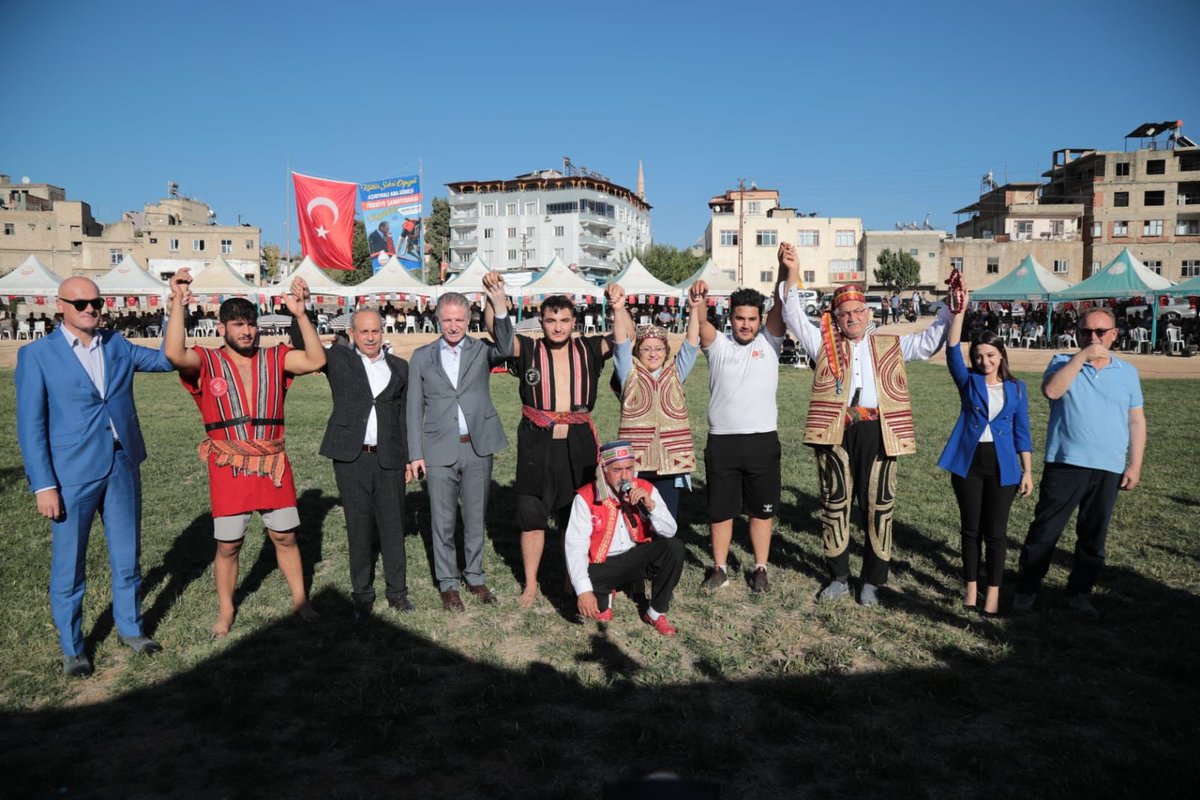 FatmaSahin's tweet photo. Kıyafetimin işlemeleri nasıl😍

📍Oğuzeli Aşırtmalı Aba Güreşi Türkiye Şampiyonası https://t.co/u5STtMhy1m