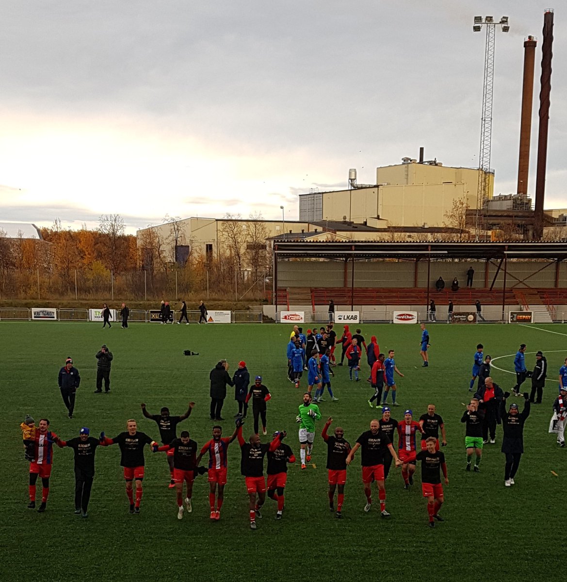 De här spelarna i Kiruna FF har sen barnsben åkt E10/E4 på "derbymatcher" till kusten, i bästa fall 35 mil enkel väg. Allt för att få spela fotboll. I helgen blev de klar för div 2. Det finns inga i Sverige jag unnar detta mer än dessa hjältar! #goffgo