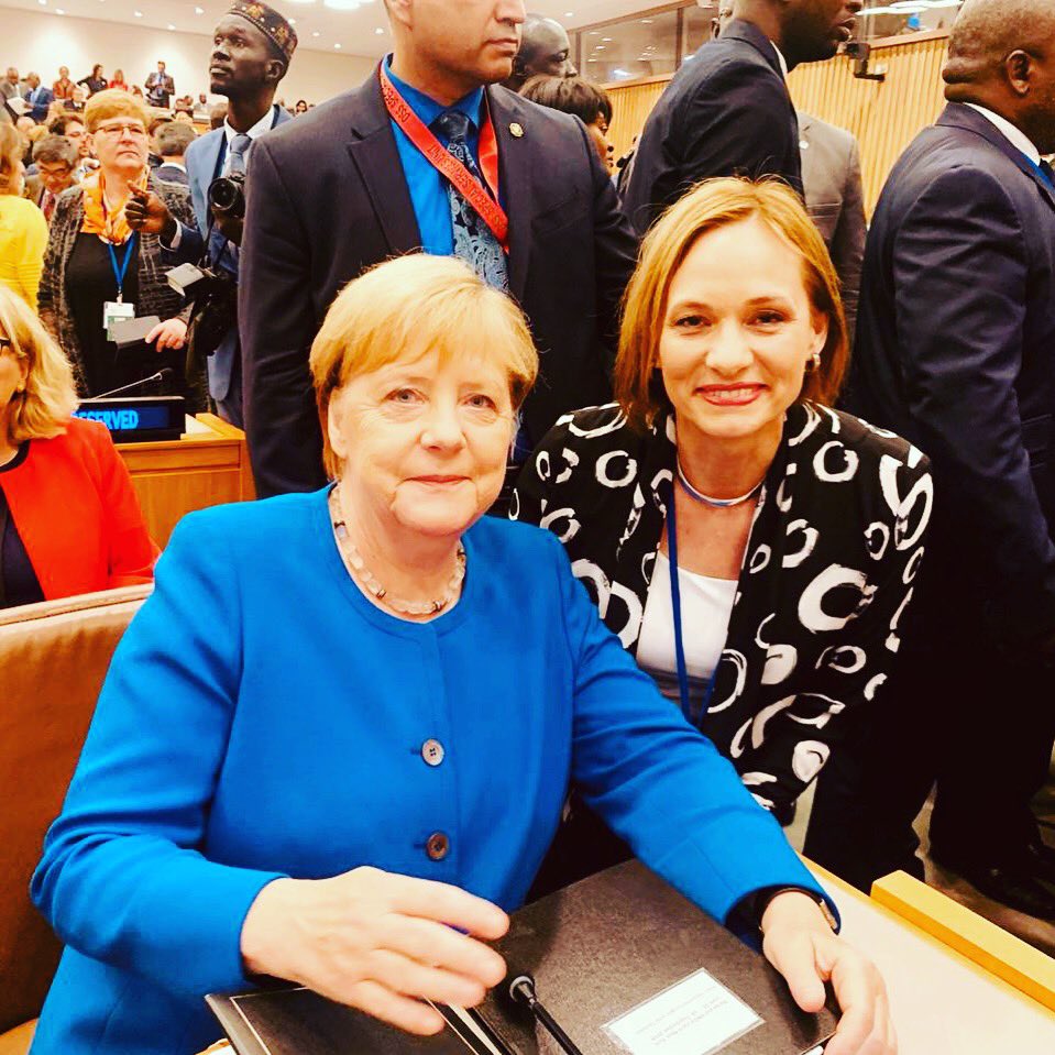 Tras 16 años al mando de Alemania, hoy deja el cargo de canciller #AngelaMerkel Una mujer excepcional que supo marcar el rumbo y ser fiel a sus convicciones pese a las dificultades. Siempre atesoraré los gestos que tuvo conmigo y le deseo lo mejor ❤️🇨🇱🇩🇪 <a href="/Kas_Chile/">KAS Chile</a> <a href="/CDU/">CDU Deutschlands</a>