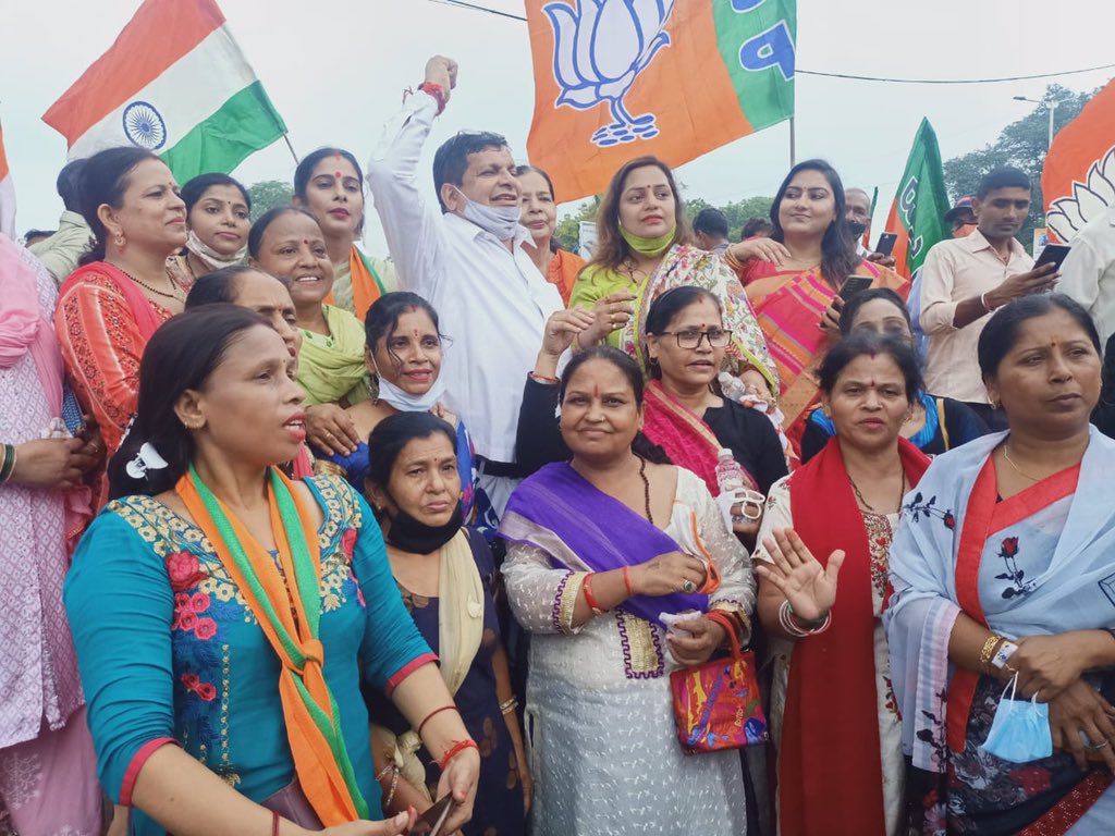 BJPMM4Delhi's tweet photo. आज आदरणीय @narendramodi जी की सफल अमरीकी यात्रा के पश्चात् दिल्ली आगमन पर महिला मोर्चा दिल्ली प्रदेश की सभी बहनो ने बड़ी संख्या में उपस्थित होकर उनका भव्य स्वागत किया। 
#WelcomeBackModiji 
@BJP4India @BJP4Delhi @BJPMahilaMorcha @JPNadda @VanathiBJP @adeshguptabjp @yogitasinghbjp https://t.co/pTB3PmDsvt