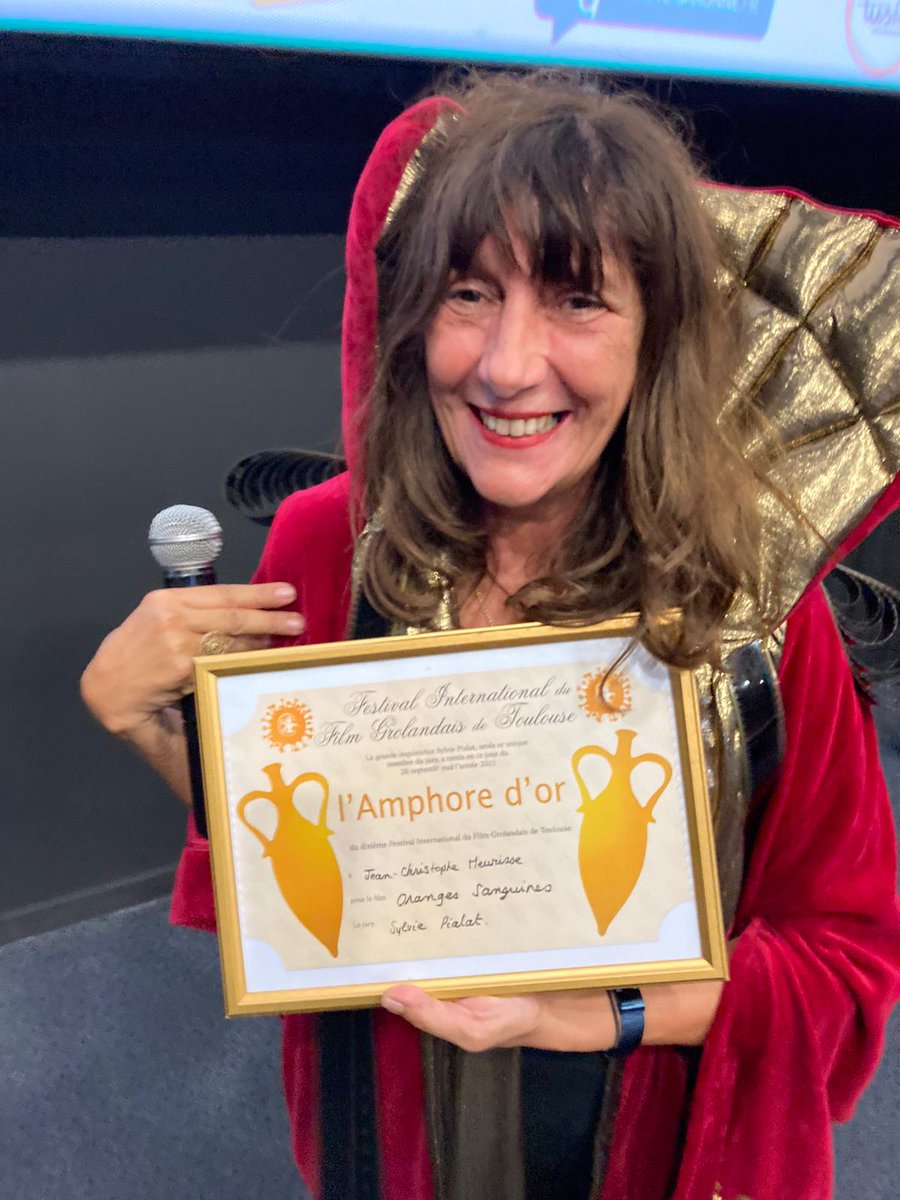 Bravo ! 🏆🏆🏆
Sylvie Pialat, La Terrible, souveraine inquisitrice de la Présipauté, a décerné l'Amphore d'Or du #Fifigrot2021 à #Toulouse au film ORANGES SANGUINES de Jean-Christophe Meurisse !