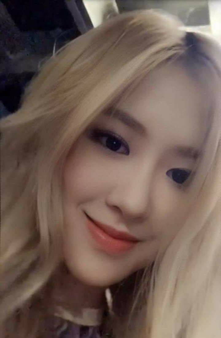 hourly rosé tweet media