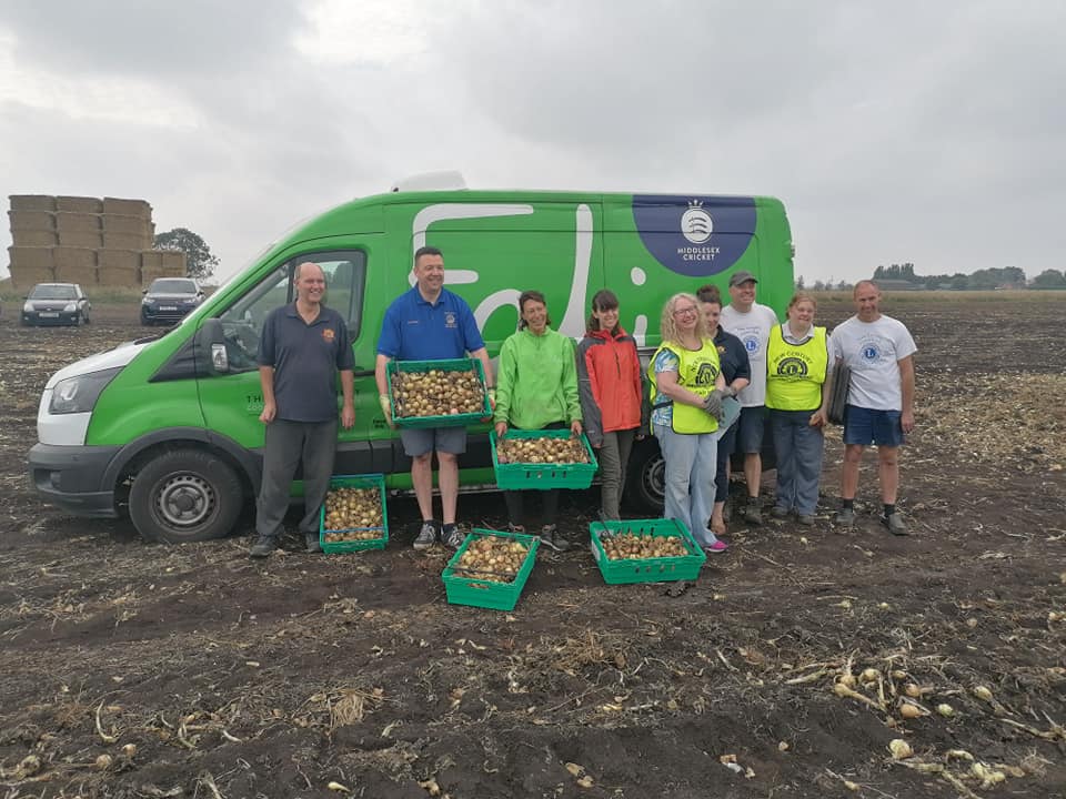 GleaningHub's tweet image. Gleaning surplus fruit and veg and getting it to people who need it. Today East Anglia New Century Lions collaborated with @stillgoodfood and @felixprojectuk to glean 1500kg of onions in just 3 hours.
Please get in touch if you hear of any surplus fruit and veg that we can glean!