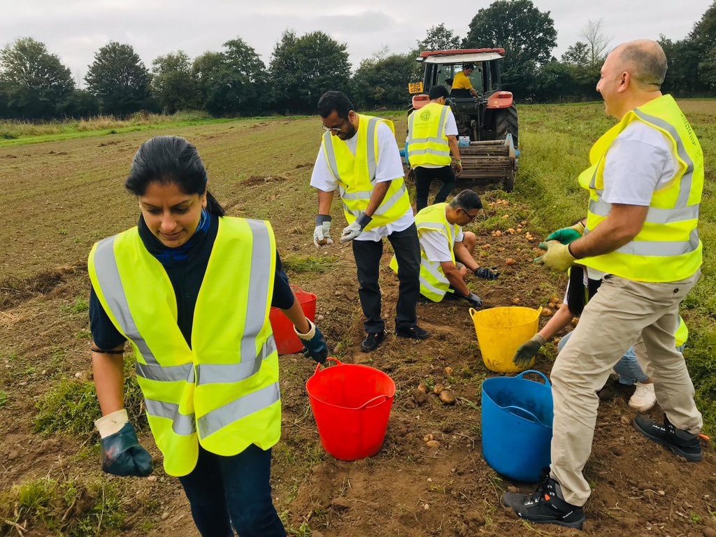 Nooria28146040's tweet image. Global Ismaili CIVIC Day.Coventry Ismaili CIVIC volunteers,teamed up with Five Acre Community Farm. Mayor Councillor John McNicholas and Lady Mayoress Dr June McNicholas attended.Volunteers sorted onions and potatoes. Trimmed garlic. Light lunch on the field.#IsmailiCIVIC #GICDUK