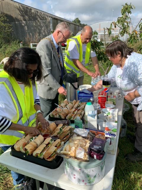 Nooria28146040's tweet image. Global Ismaili CIVIC Day.Coventry Ismaili CIVIC volunteers,teamed up with Five Acre Community Farm. Mayor Councillor John McNicholas and Lady Mayoress Dr June McNicholas attended.Volunteers sorted onions and potatoes. Trimmed garlic. Light lunch on the field.#IsmailiCIVIC #GICDUK