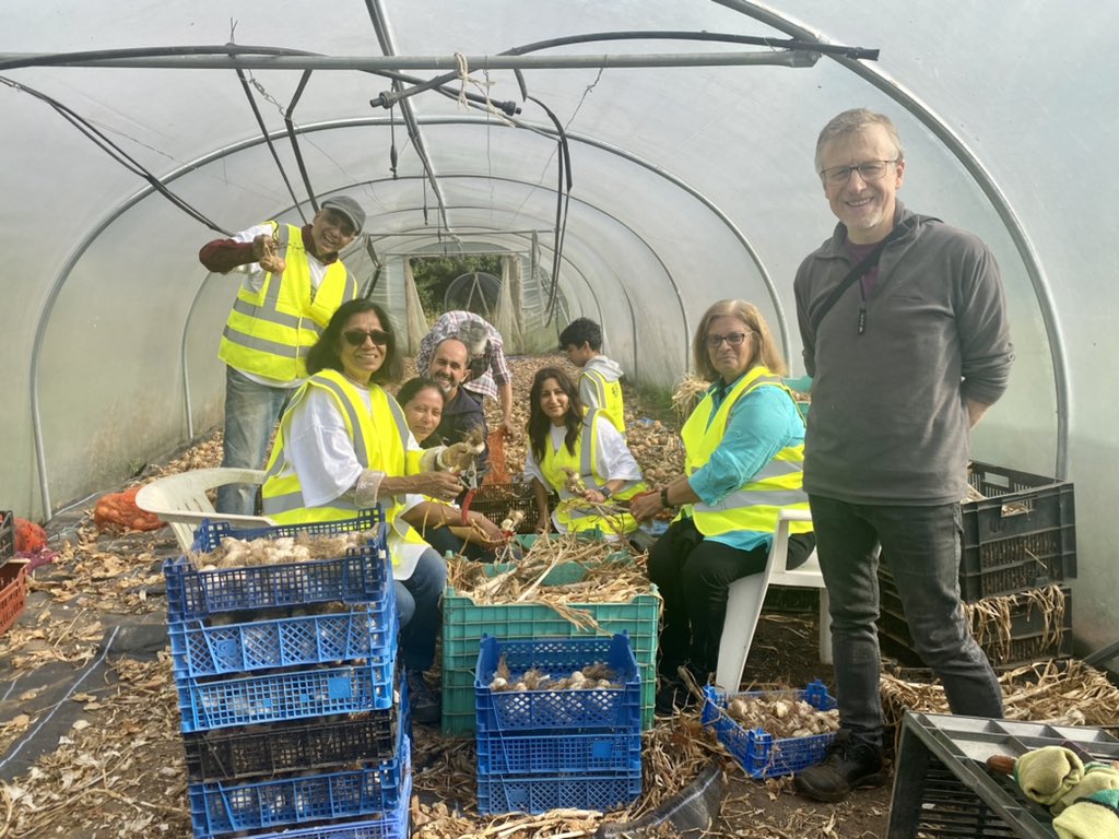 Nooria28146040's tweet image. Global Ismaili CIVIC Day.Coventry Ismaili CIVIC volunteers,teamed up with Five Acre Community Farm. Mayor Councillor John McNicholas and Lady Mayoress Dr June McNicholas attended.Volunteers sorted onions and potatoes. Trimmed garlic. Light lunch on the field.#IsmailiCIVIC #GICDUK
