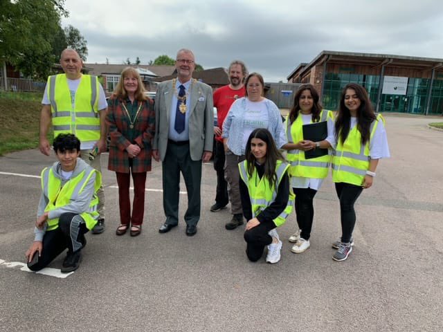 Nooria28146040's tweet image. Global Ismaili CIVIC Day.Coventry Ismaili CIVIC volunteers,teamed up with Five Acre Community Farm. Mayor Councillor John McNicholas and Lady Mayoress Dr June McNicholas attended.Volunteers sorted onions and potatoes. Trimmed garlic. Light lunch on the field.#IsmailiCIVIC #GICDUK
