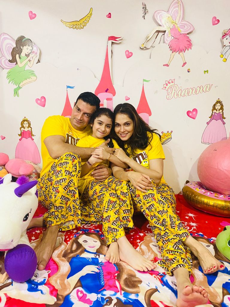 sohelfidai's tweet photo. Actress @isha_konnects celebrates daughters day with cuddling her daughter. The family is seen in super cute matching outfits and we can’t help but awww 🥰 #IshaKoppikarNarang #TimmyNarang #RiannaNarang #daughtersDay #bollywoodactress #bollywoodcelebrity #actor #family https://t.co/qmNRhBE05w