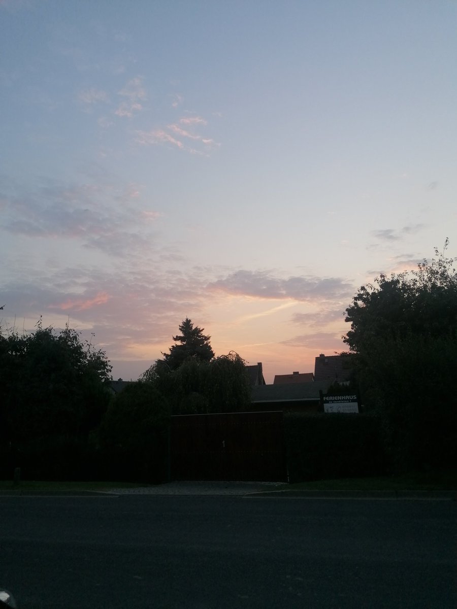 ghost__kittie's tweet photo. Long time no #sunsetappreciation post and today's sunset was super pretty π€ https://t.co/wxTDRIUGNY