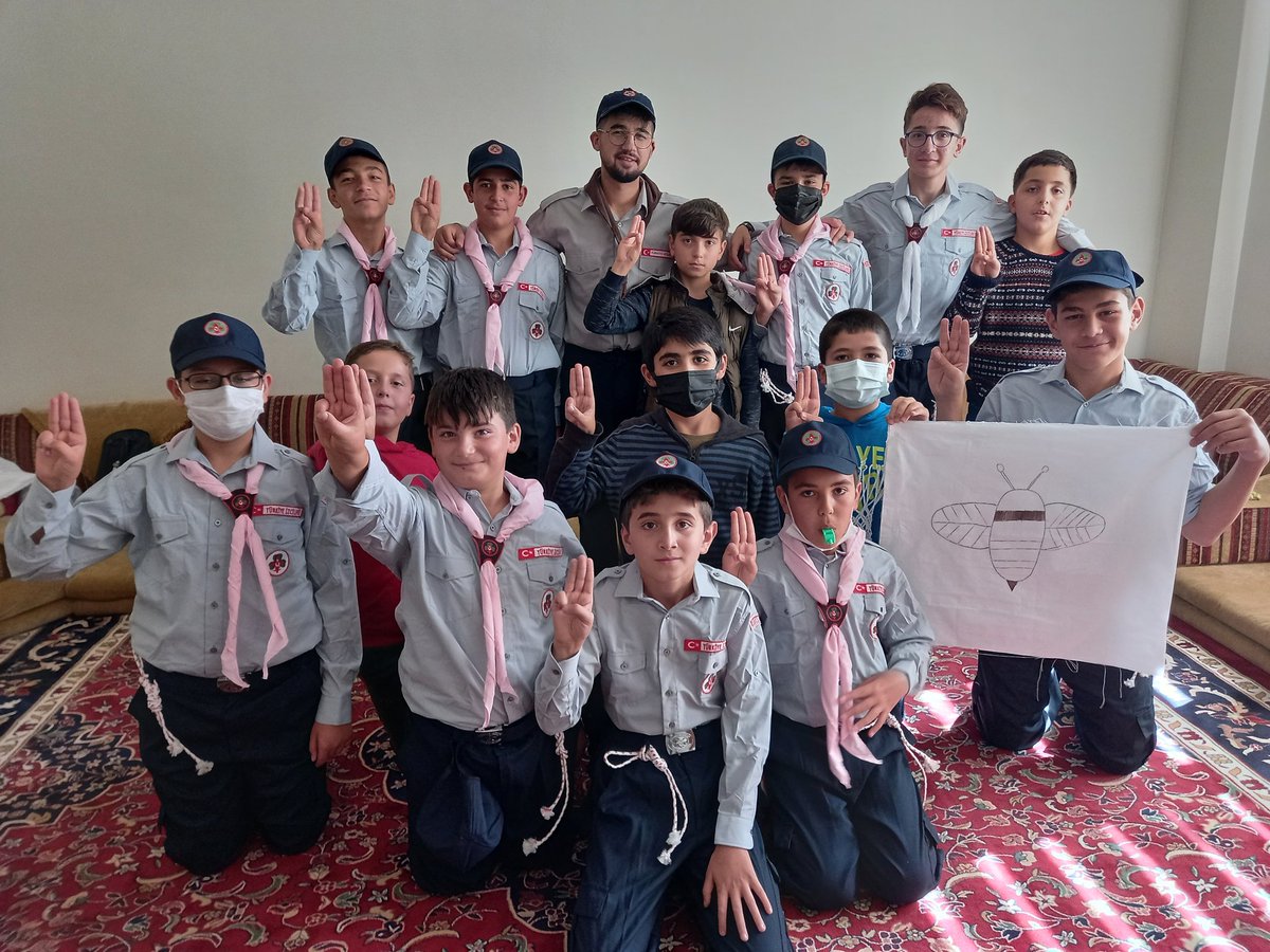 gencsafasivas's tweet photo. Kalemdar İzcilik kulübünde izcilerimiz bugün 'Kurt Obası 🦊' ve  'Arı Obası🐝' olarak kendilerine ait oba bayraklarını çizdiler. https://t.co/5mAXTqSve4