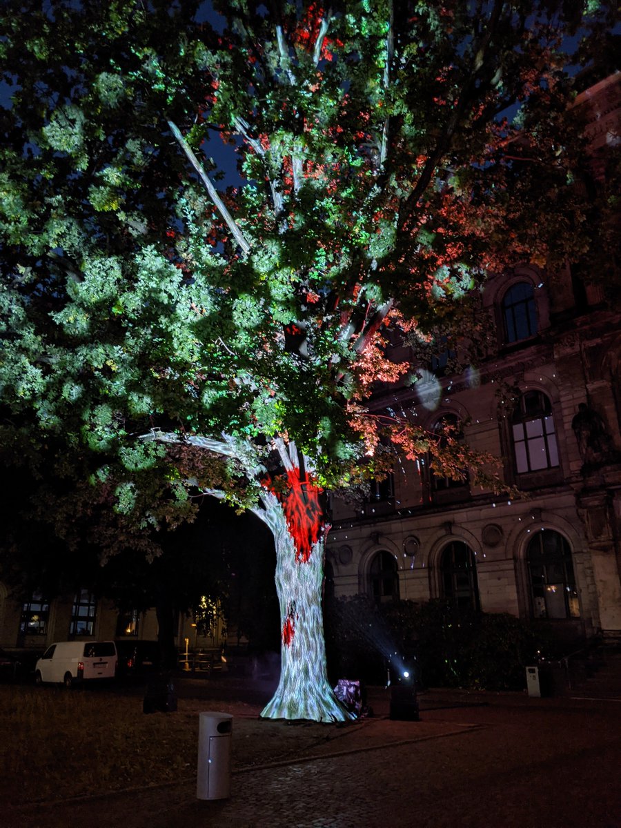 Thank you <a href="/playnewworld/">New World: Aeternum</a> and @PlaynewworldDE for doing something special for us in #Berlin. The #AzothTree looks... alive!