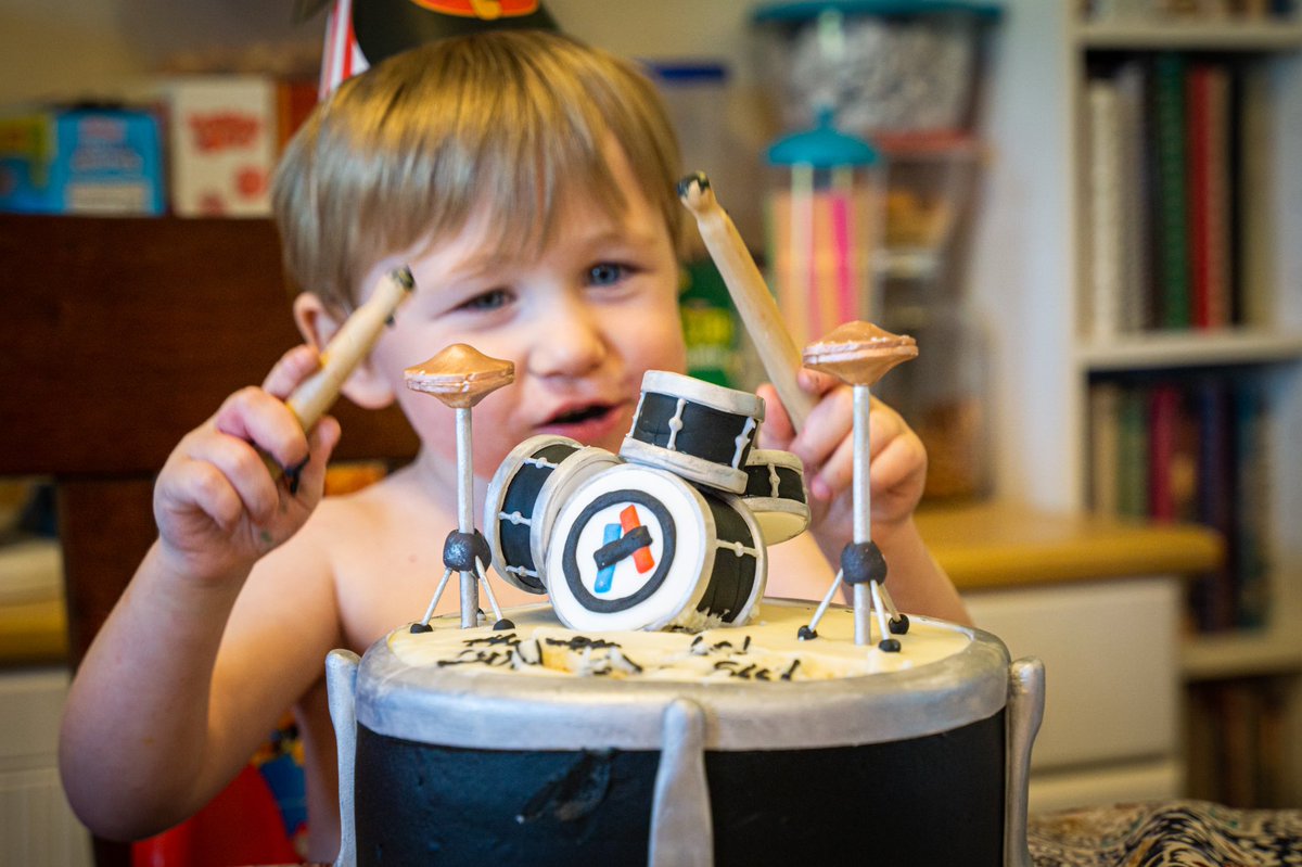 BSteeves_22's tweet photo. Yes, that’s a personalized @twentyonepilots drum set birthday cake

Yes, he freaked out when he saw it

Yes, the logo is upside down, but no, he didn’t care

He LOVED it!
@twentyonepilots @tylerrjoseph @joshuadun 

#twentyonepilots #scaledandicy #TylerJoseph #joshdun https://t.co/sQAZCbhLEw