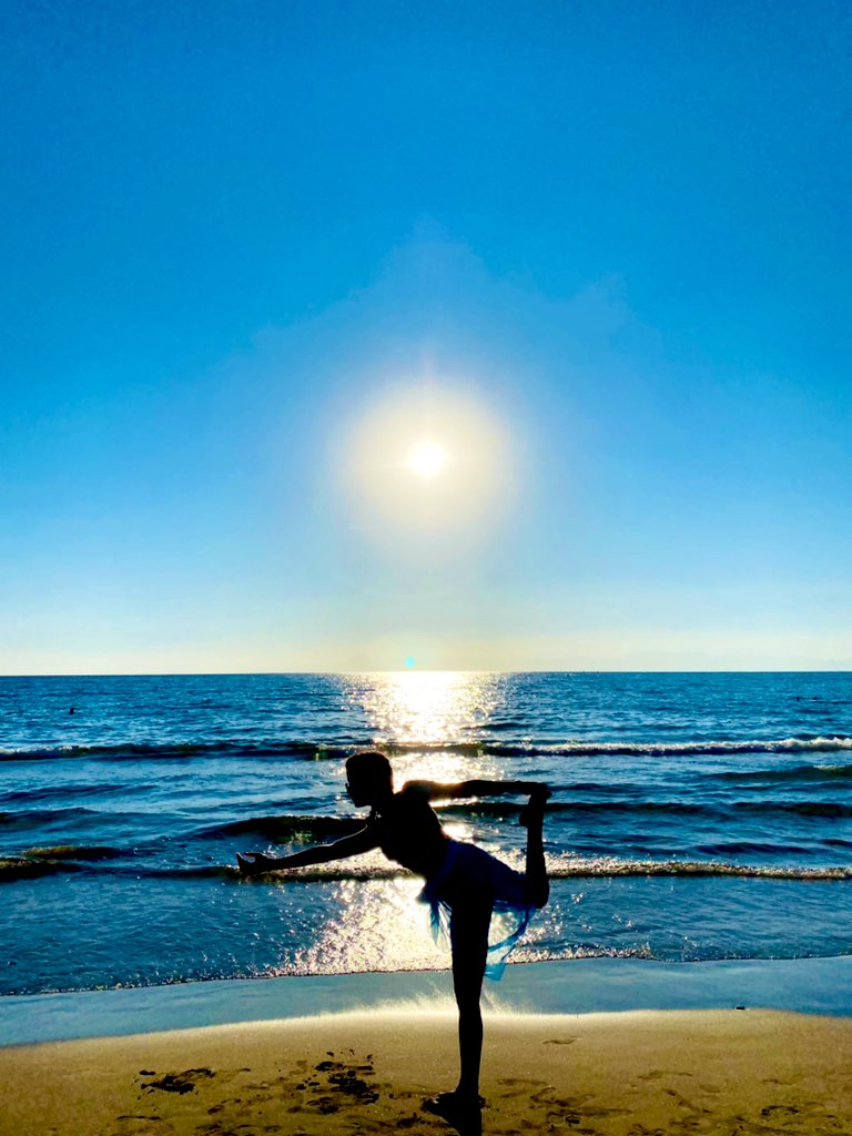 _denizderya_'s tweet photo. 🌊🤸🏼‍♀️
#lordofthedancepose #yogapose #Sunshine https://t.co/eiqwUW5BiZ