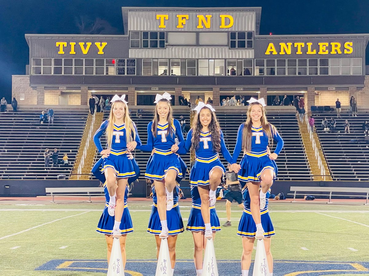 We love our senior cheerleaders!✨💙💛📣