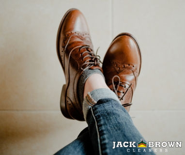 jackbrownclean's tweet photo. Get 25% off all shoe repairs at JBC! Our shoe repair services include:
✔️Sole &amp; heel replacement
✔️Restoring original shoe color
✔️Stretching heels and toe
✔️Shoeshine &amp; more! https://t.co/kyCWAQM9lm