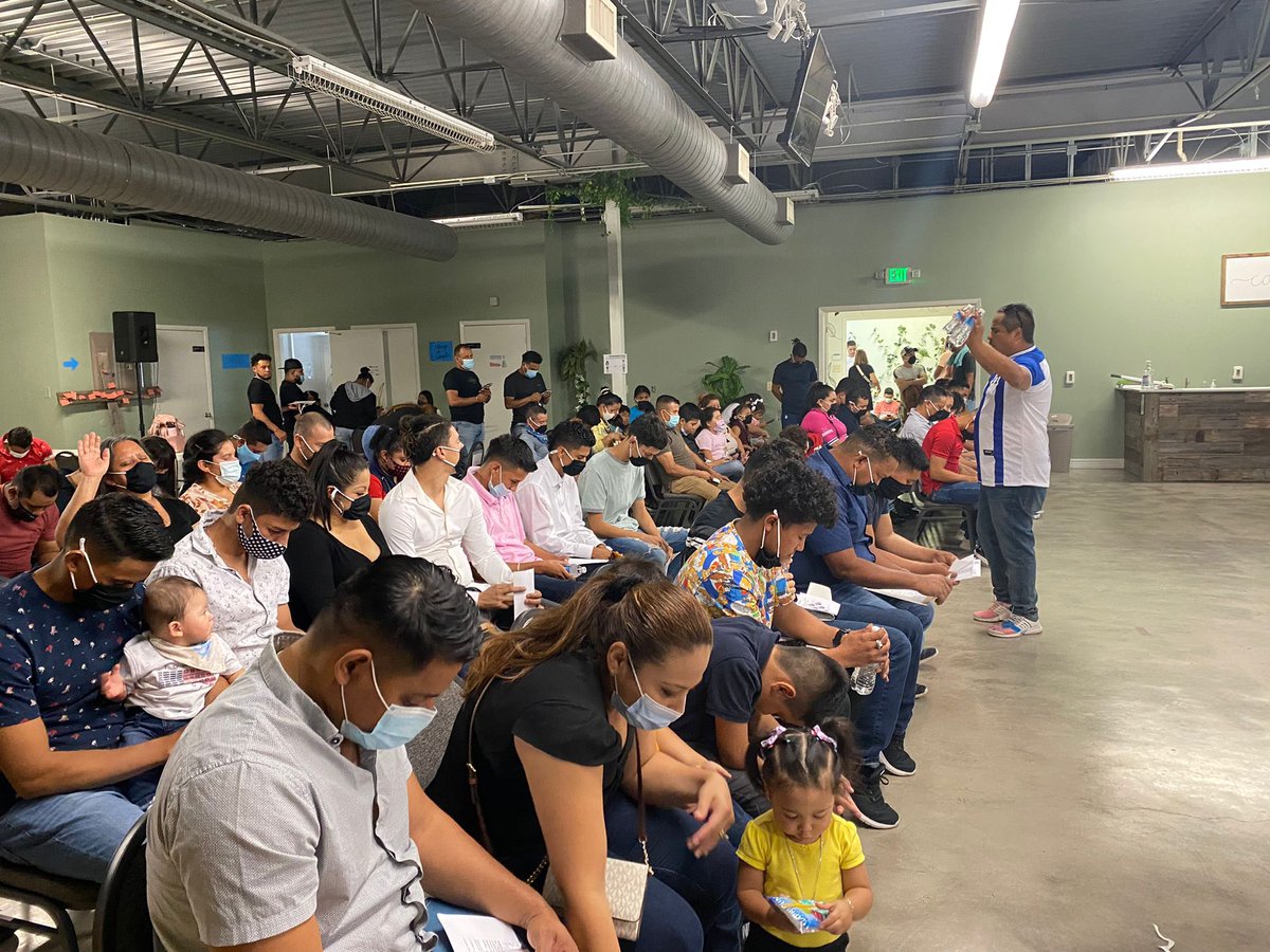 HoustonHonduras's tweet photo. “Amo a Honduras, esta es su casa”, fue la bienvenida del pastor Alan Ramirez de la Iglesia Conexiones antes de iniciar una oración por nuestro nuestros compatriotas presentes en esta jornada de consulados móviles.  #AccionconsularHN #MasCercaDeTi #48ciudades #BicentenarioHonduras https://t.co/YDqLJm8qeg