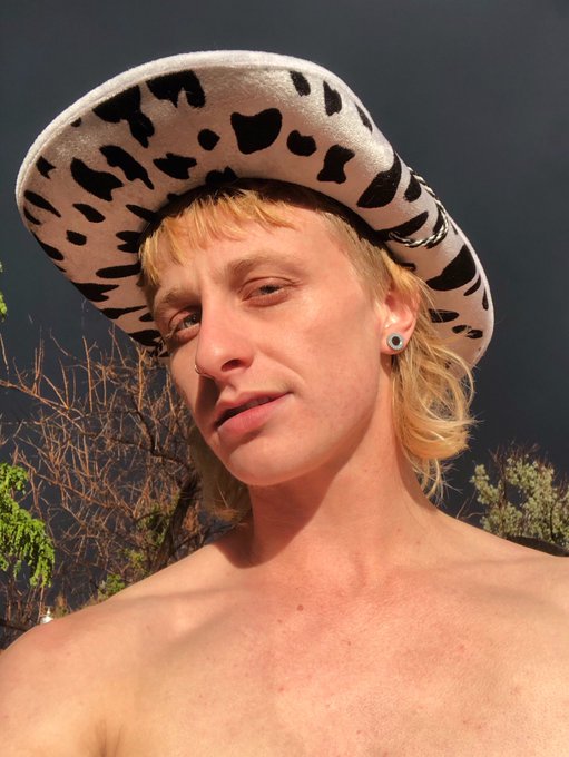 if i said this was a pic of a monkey’s wedding, do u kno wtf i’m talking about? also yeehaw everyone