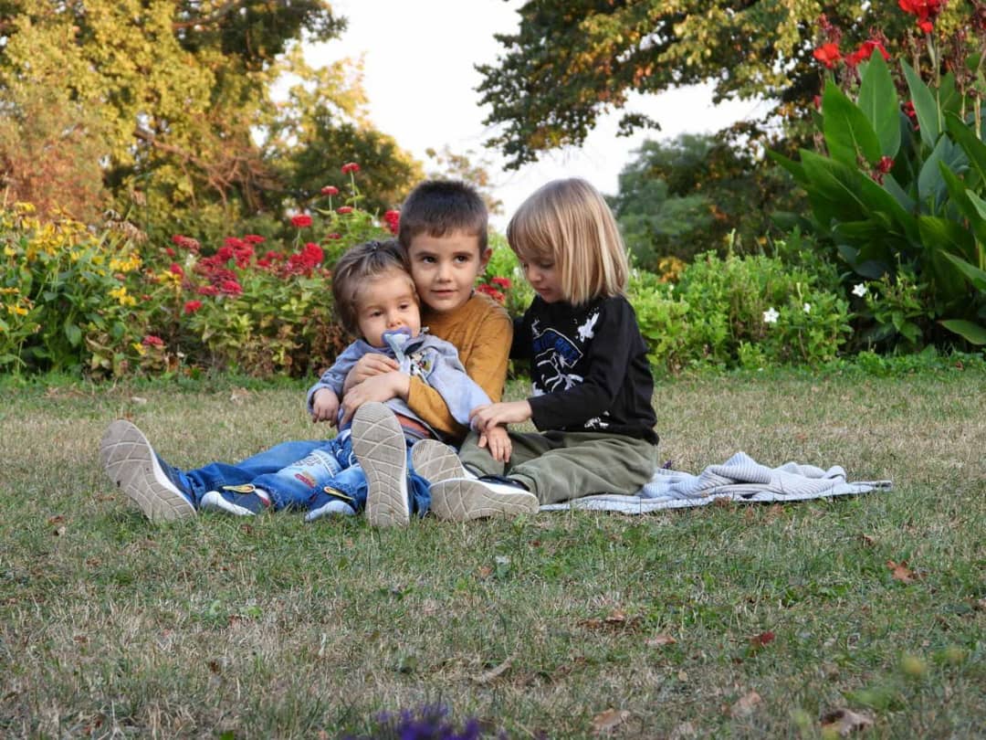 Drugari, samo da vas pozdravim. Ovaj nedeljni dan sam proveo sa braćom, tatom i mamom u parkiću. Bilo je lepo. Ja sam dosta jači. Mogu da se ljuljam, da jedem keks, da se igram sa Akijem i Vasom. Vežbe mi jako pomažu. (1/2)