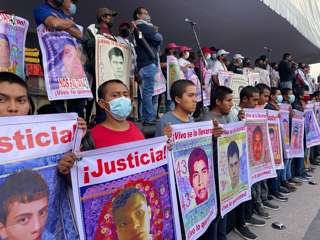 laoctavadigital's tweet photo. Padres de los 43 normalistas desaparecidos de #Ayotzinapa arribaron a la plancha del Zócalo de la CDMX para exigir justicia a 7 años de la trágica noche de #Iguala 📸@SalamandraXS https://t.co/0pXgC7R4yt https://t.co/vhN7IfMbad