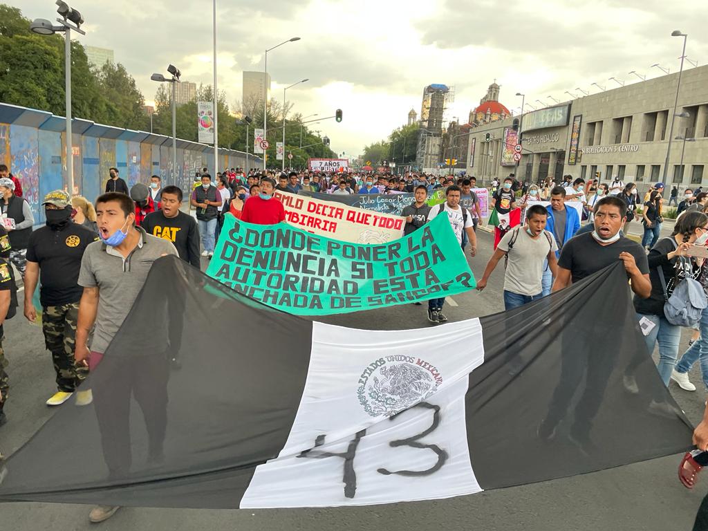 laoctavadigital's tweet photo. Padres de los 43 normalistas desaparecidos de #Ayotzinapa arribaron a la plancha del Zócalo de la CDMX para exigir justicia a 7 años de la trágica noche de #Iguala 📸@SalamandraXS https://t.co/0pXgC7R4yt https://t.co/vhN7IfMbad