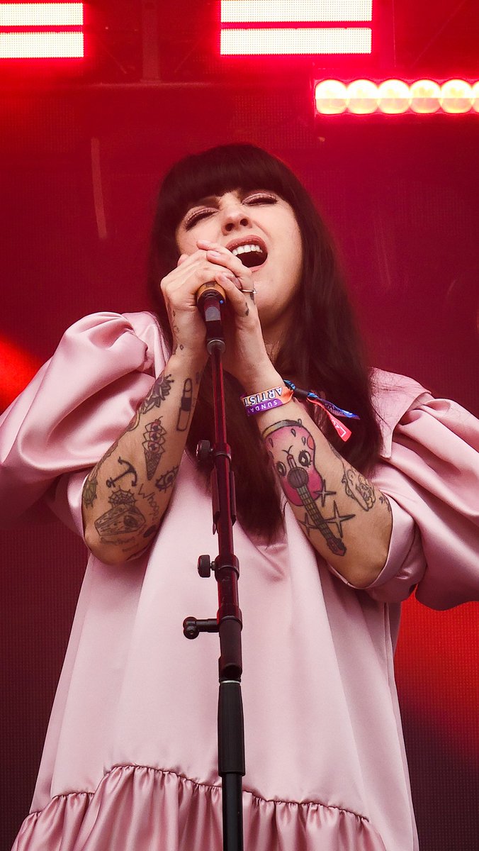 itspancha's tweet photo. Ay como amo andar de loca pero mi cosa favorita siempre será ver como conquistas a nuevos públicos. Ellllaaa robandose los fans de Pearl Jam 😎

super orgullosa de ser tu fan @MonLaferte ♥ https://t.co/DaGkYJwt5b