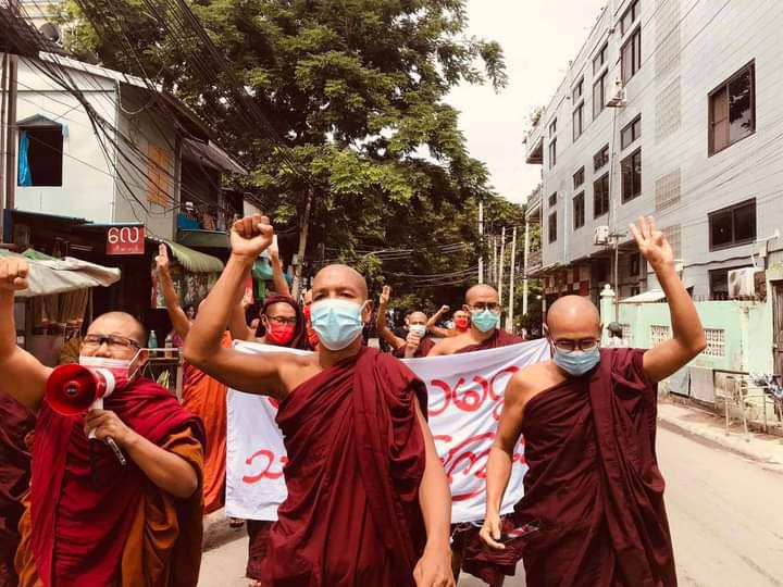 Mandalay Sangha Union staged protest against military dictatorship despite the presence of junta terrorists  #FreezePaymentsToJunta #WhatsHappeningInMyanmar #Sep26Coup