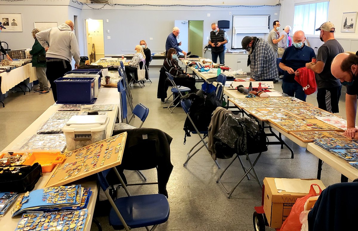 PacificPinClub's tweet image. It's been 610 days since our last meeting and the trading is hot🔥, hot🔥, hot🔥. 
Thanks to the 33 Club members - and additional guests and visitors - who came out today!