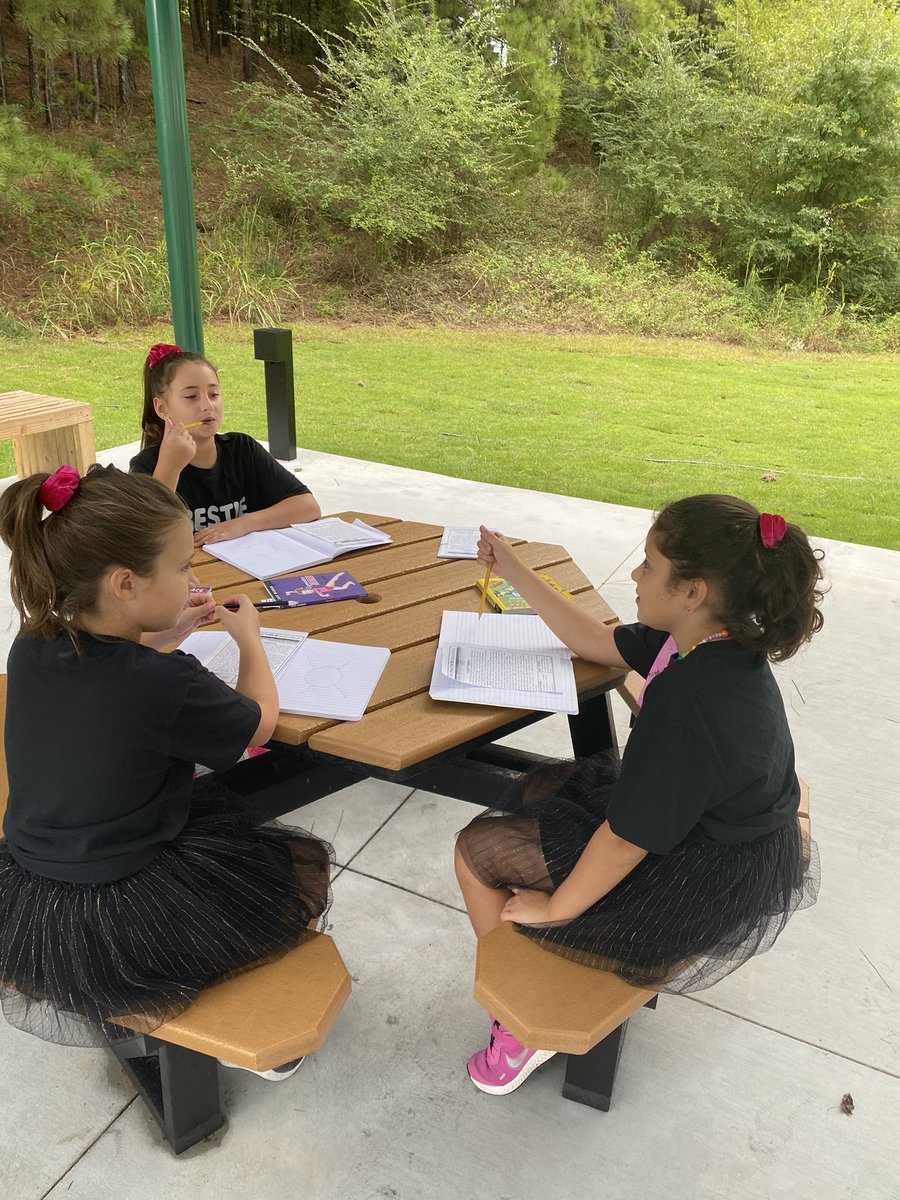 WyattWildThings's tweet photo. Reading in the outdoor classroom! @vhelpk5 https://t.co/OTdZJBOpXa