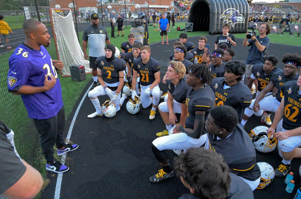 jcalvinmeyer's tweet photo. Mt. Hebron's 14-6 loss to River Hill on Friday was the Vikings' closest game against the perennial powerhouse in nearly 20 years. The Vikings haven't come within 20 points of beating River Hill since 2004. @hcpss_mhhs 

READ MORE: https://t.co/rgvcbvFHlv https://t.co/SuAYokYPZE