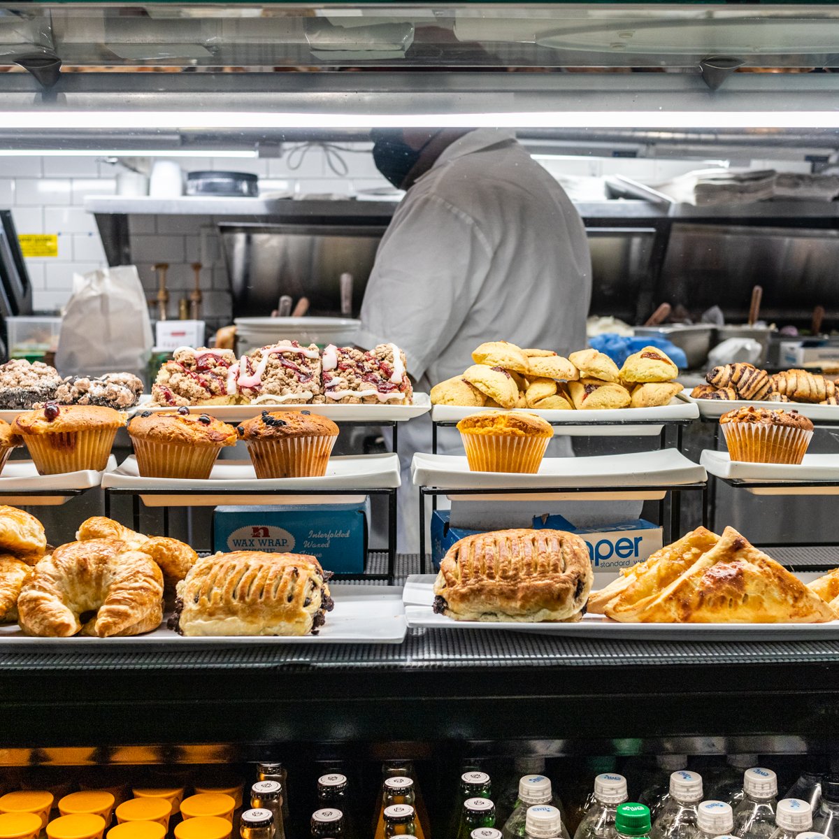 Kossars's tweet photo. We love nothing more than to bring people together over a meal. Who do you need to catch up with? Tag them in the comments and make plans to come see us this week. #KossarsBagelsAndBialys #Kossars #KossarsBialys https://t.co/lo5K2Ee5yT