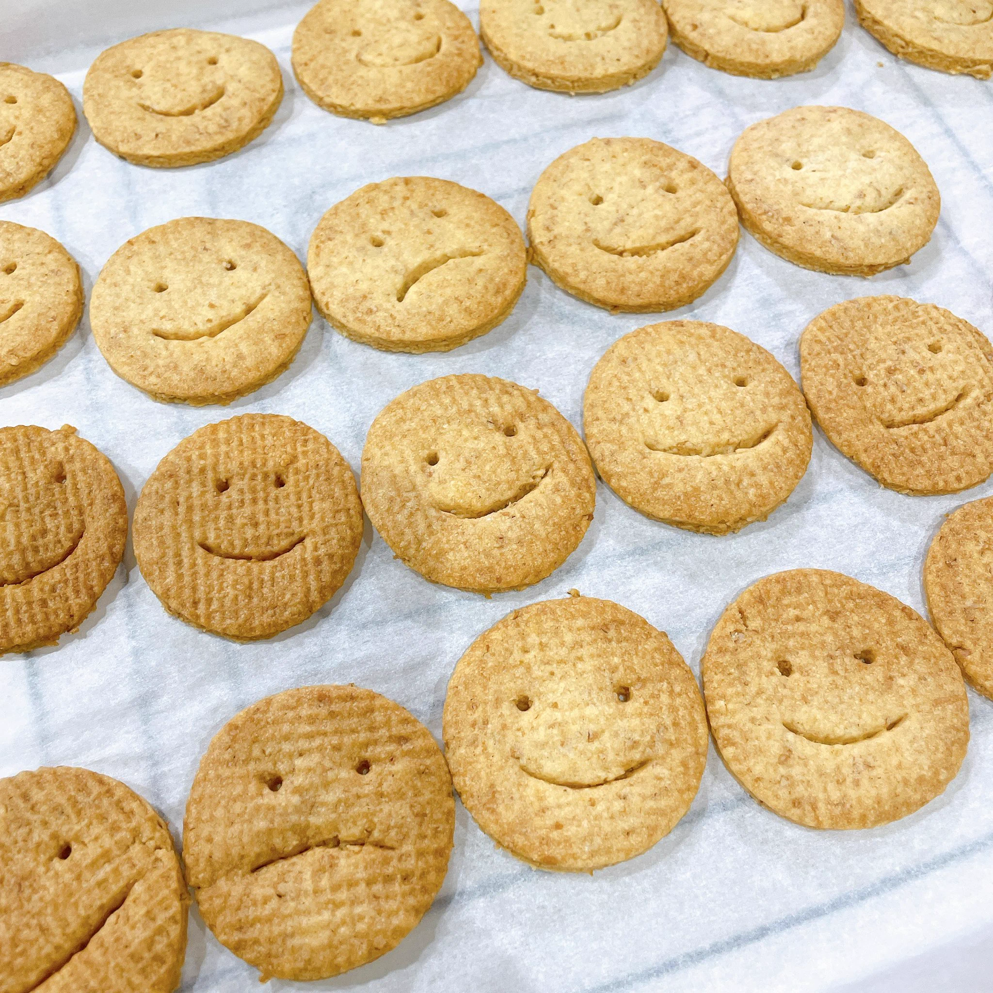 なかしましほさんのレシピをいろいろ作ってみているけど、本当にどれもしみじみおいしい。
全粒粉入りのクッキー大好き♡
数日持たず、一日で完売しそうです！  