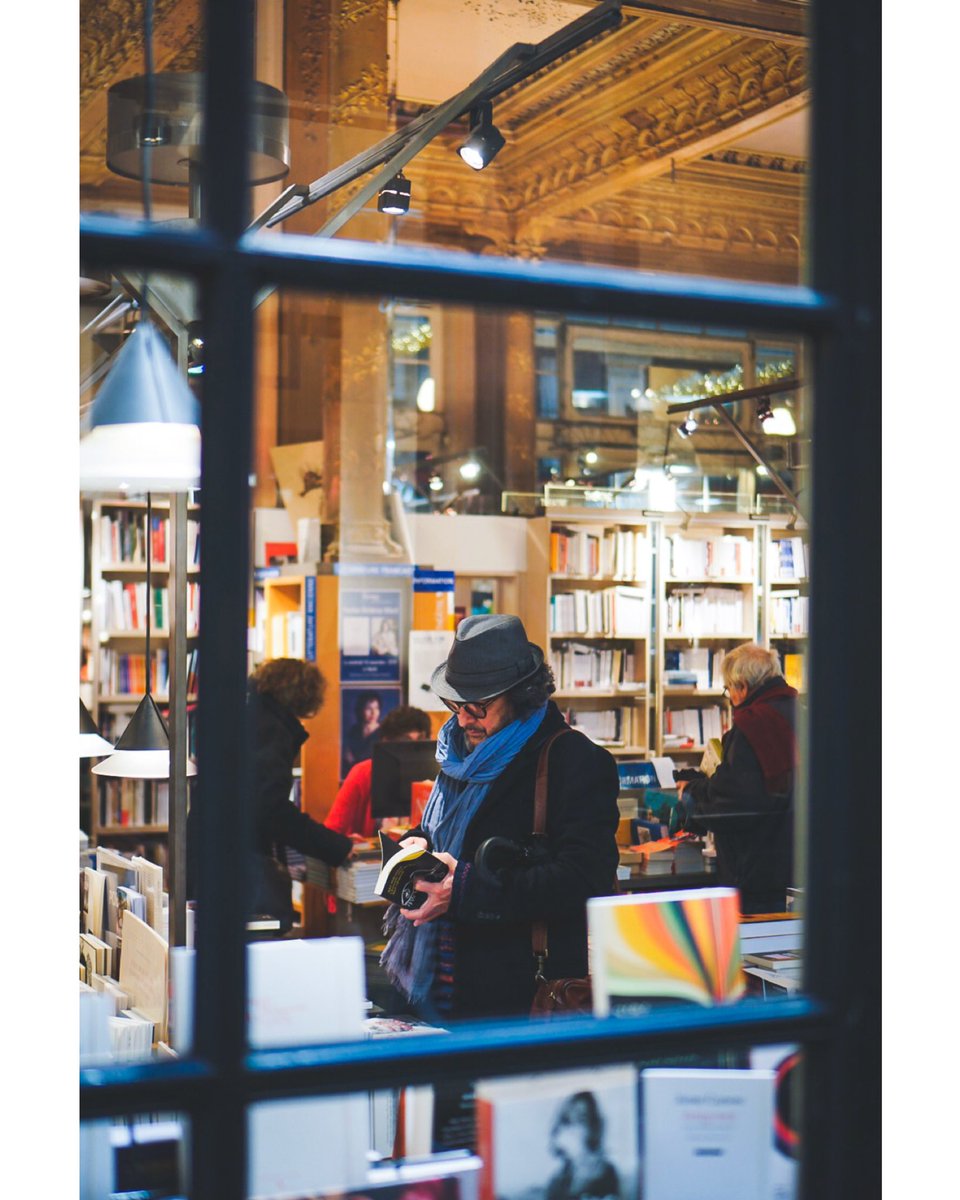 yoheishoots's tweet photo. GM Twitter! ☀️ 

Show me some of your ‘through the window’ shots 😎👇 

Have a great day 🙌🏽
#streetphotography https://t.co/vuEoUKAeuA