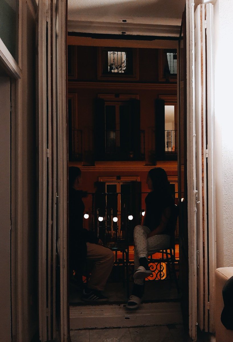 efectivamente, viviendo el sueño del modernito promedio madrileño: vivir con amiguitas y tener un balcón monisimo de malasaña