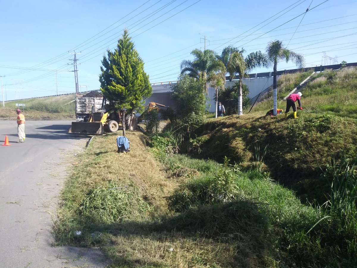 trasnformacion's tweet photo. 🚧☑️ Con el objetivo de evitar inundaciones en la entrada del municipio y garantizar una estancia  segura a los visitantes en las festividades de septiembre en Xoxtla, el alcalde @Angel_FloresR_ informó que se llevó a cabo el desazolve de #CanalesPluviales.

#Puebla #FelizDomingo https://t.co/p0WbzgAFMp