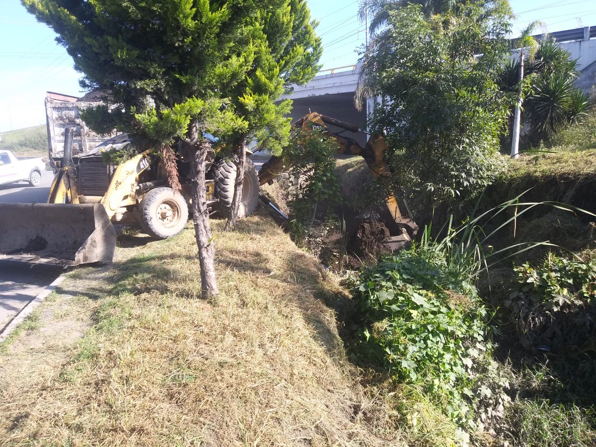 trasnformacion's tweet photo. 🚧☑️ Con el objetivo de evitar inundaciones en la entrada del municipio y garantizar una estancia  segura a los visitantes en las festividades de septiembre en Xoxtla, el alcalde @Angel_FloresR_ informó que se llevó a cabo el desazolve de #CanalesPluviales.

#Puebla #FelizDomingo https://t.co/p0WbzgAFMp