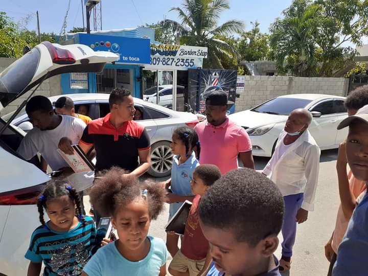 Misael09659634's tweet photo. Excelente aporte de útiles escolares a nuestro niños y niñas de nuestro Distrito Municipal De La Caleta por parte de Moreno Montero Mora, siempre del lado de las buenas causas 👏🏽👏🏽👏🏽👏🏽👏🏽..... https://t.co/Wcg7nJ7k6t