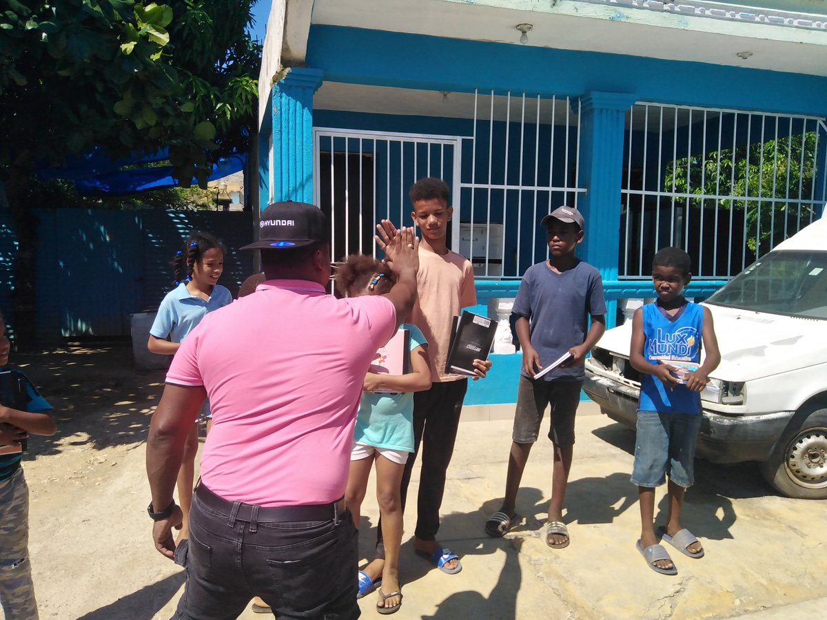 Misael09659634's tweet photo. Excelente aporte de útiles escolares a nuestro niños y niñas de nuestro Distrito Municipal De La Caleta por parte de Moreno Montero Mora, siempre del lado de las buenas causas 👏🏽👏🏽👏🏽👏🏽👏🏽..... https://t.co/Wcg7nJ7k6t
